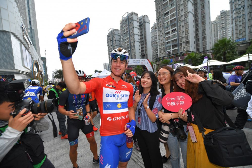 Fabio Jakobsen (Quick Step Floors) takes a selfie before the start