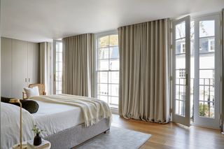 a large bedroom with curtains
