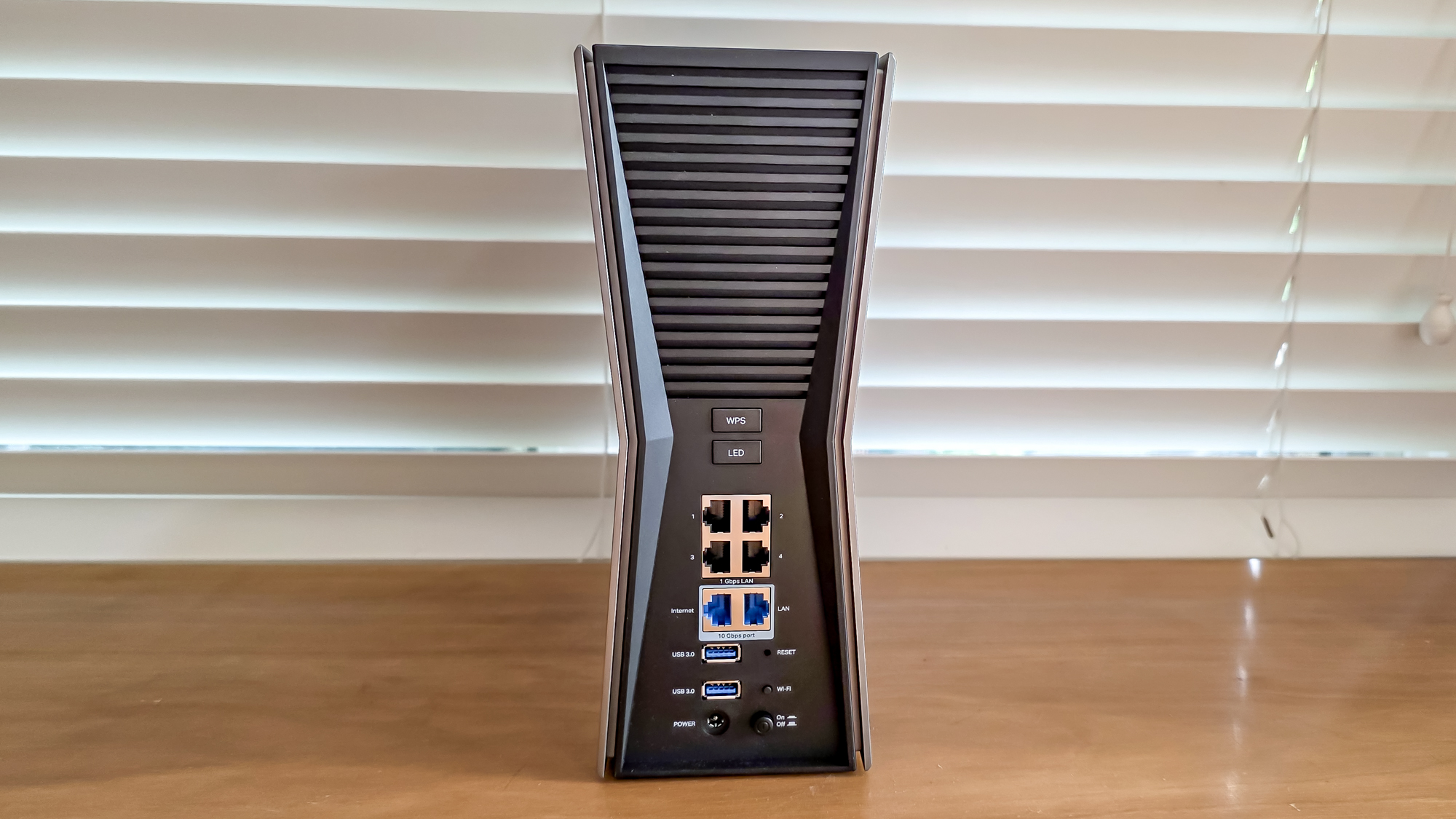 روتر TP-Link Archer BE770 روی آستانه پنجره