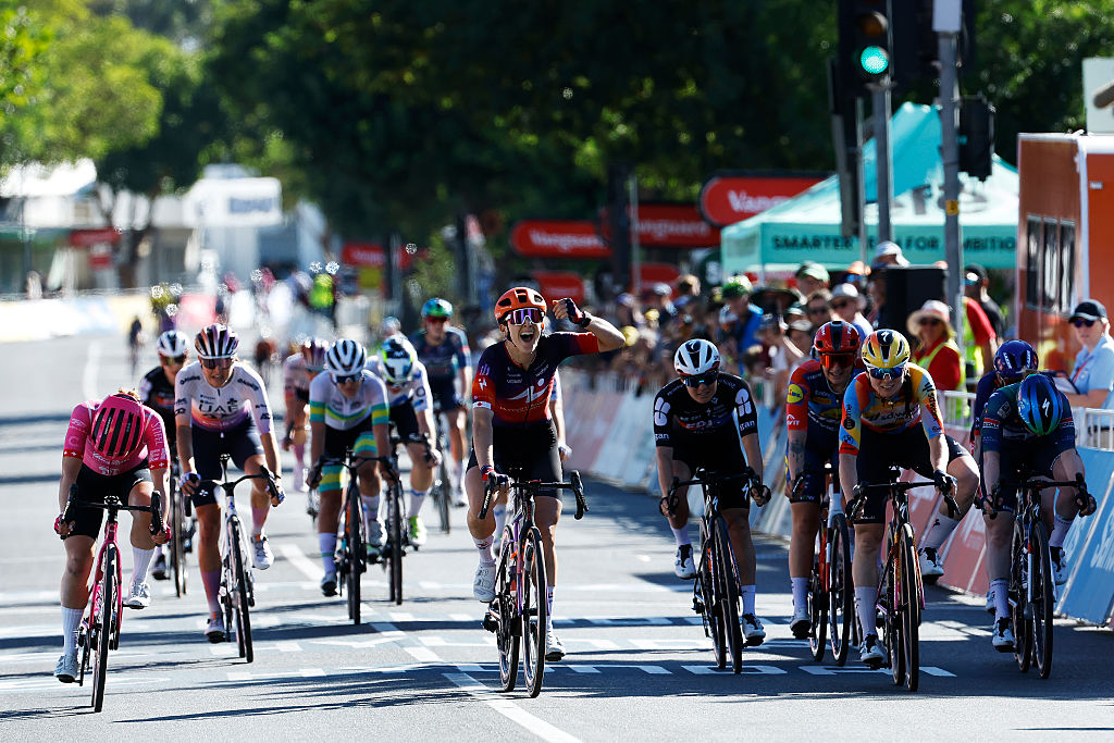 Maggie Coles-Lyster wins Tour Down Under Women's One-Day Race, sprinting from reduced bunch after crashes hit final kilometres
