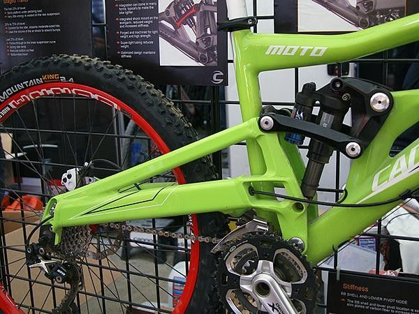 The single pivot rear triangle is made of welded aluminum.
