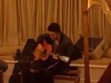 Robert Pattinson - Robert Pattinson&#039;s living room gig - Robert Pattinson music - Celebrity News - Marie Claire 