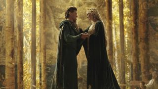 Elrond og Galadriel omfavner hverandre når de gjenforenes i Lothlorien i første episode av The Rings of Power.