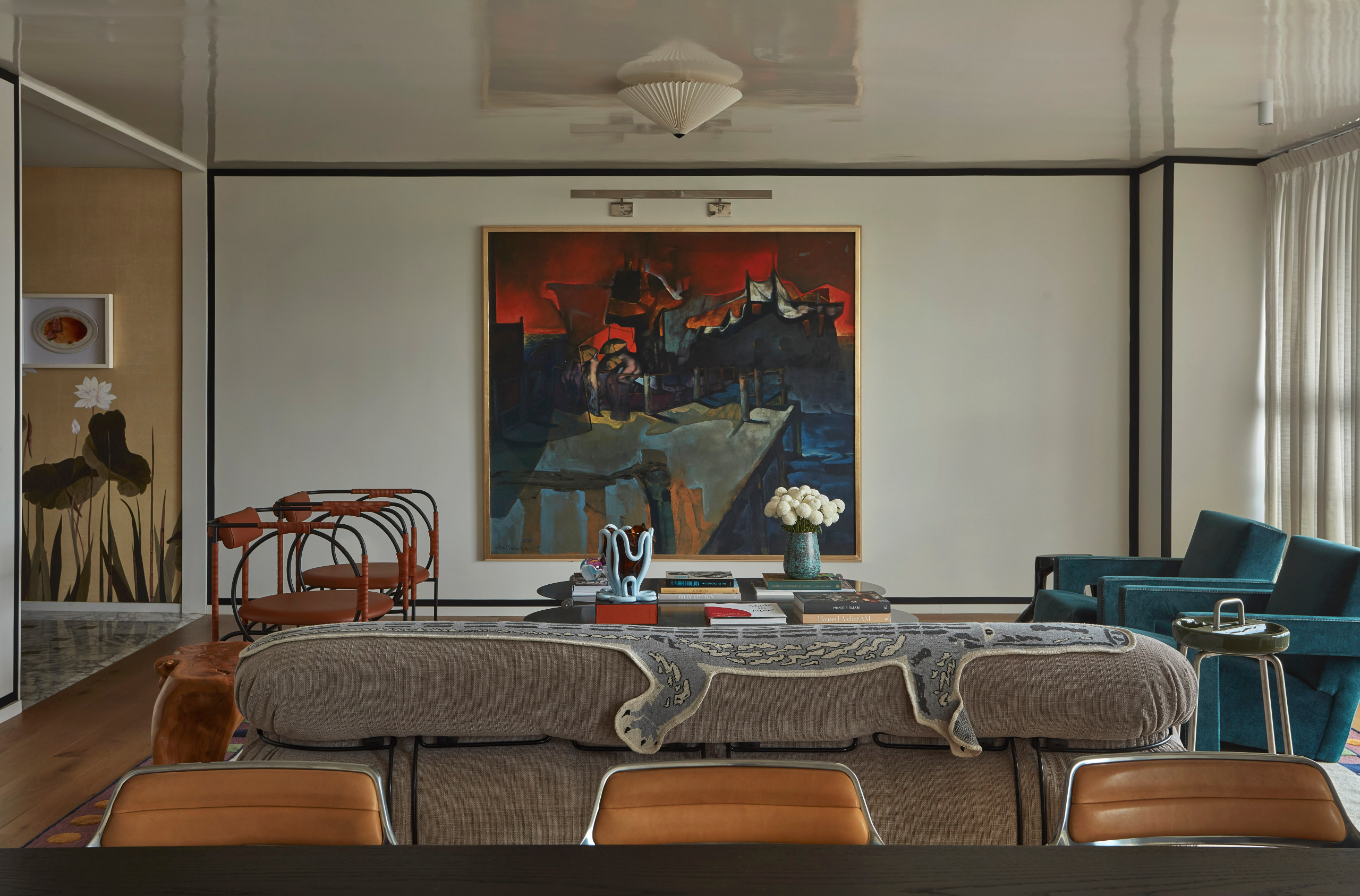 A white living room, decorated in a contemporary style, featuring a gloss ceiling