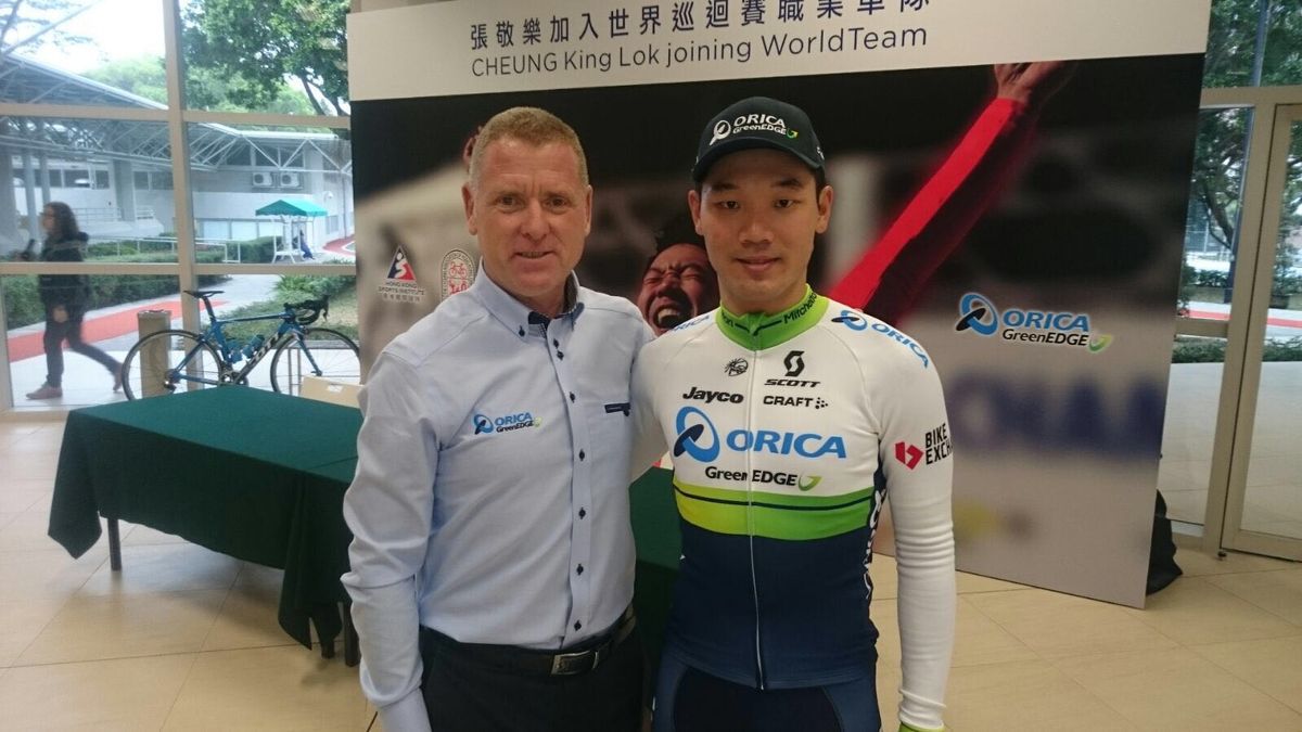 Shayne Bannan with new signing King Lok Cheung