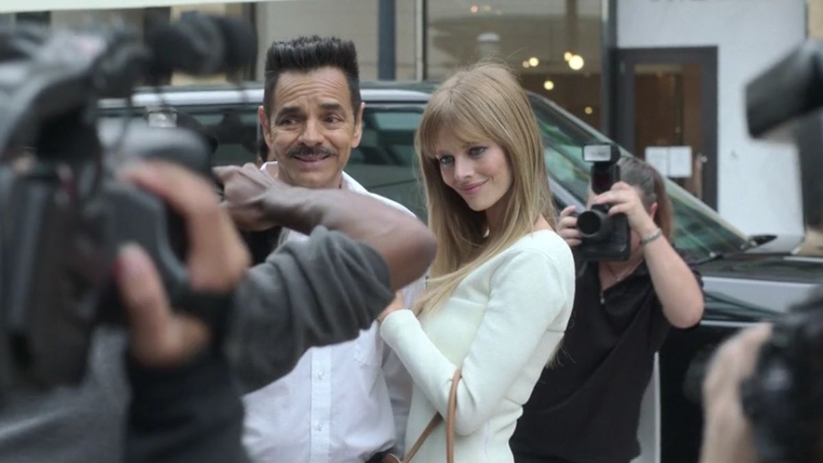 Samara Weaving and Eugenio Derbez in The Valet posing for photos