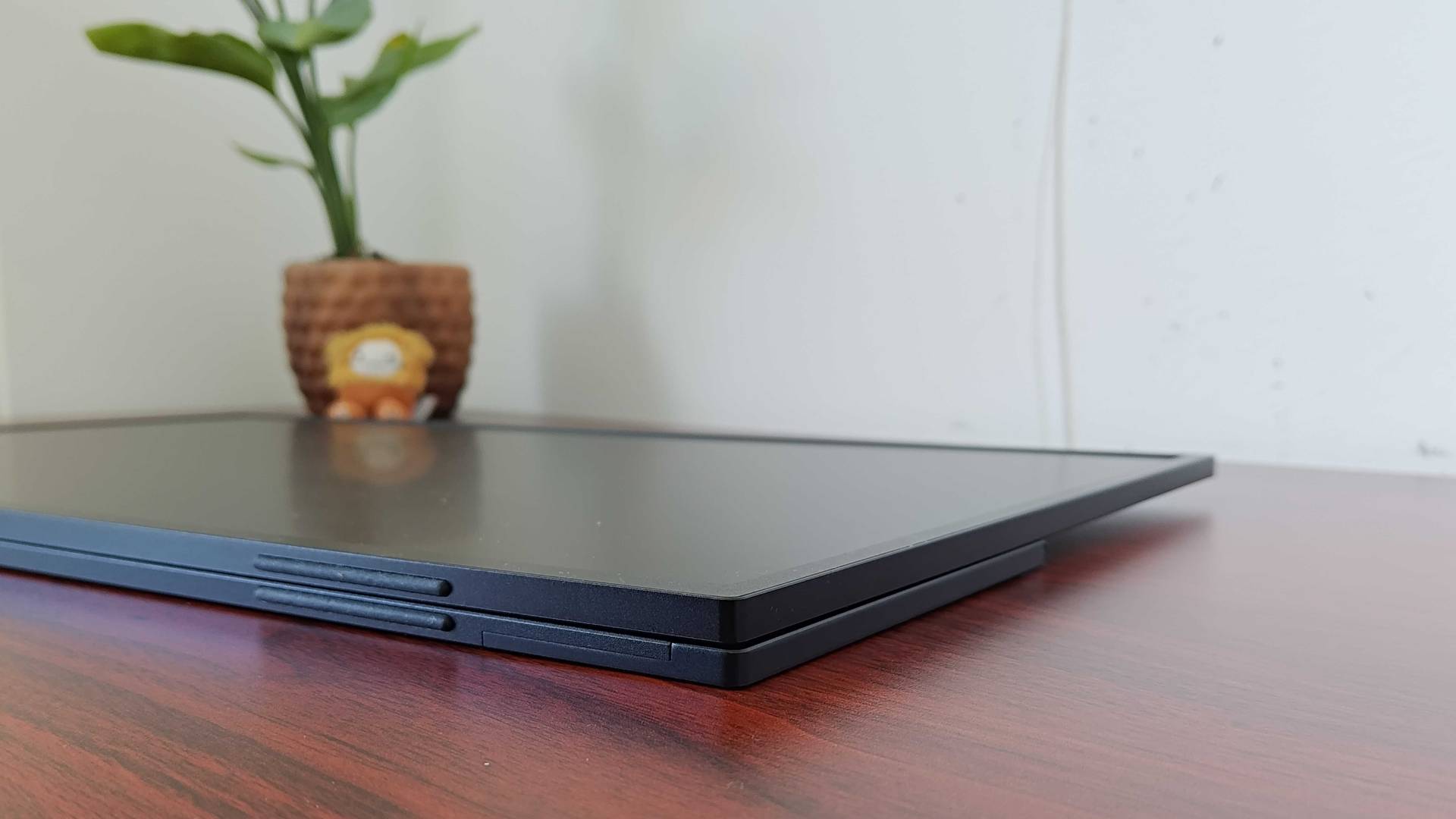 Uperfect Umax 24 portable monitor on desk lying flat with view of thickness.