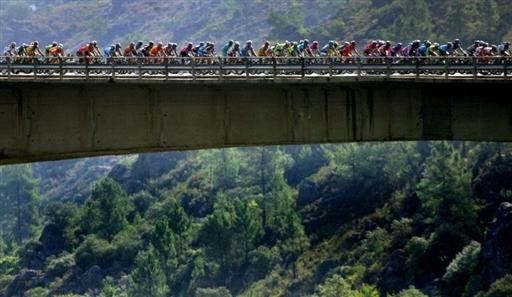 The peloton en route to Lugo.
