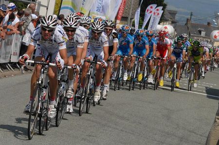 VC La Pomme Marseille leads the peloton.