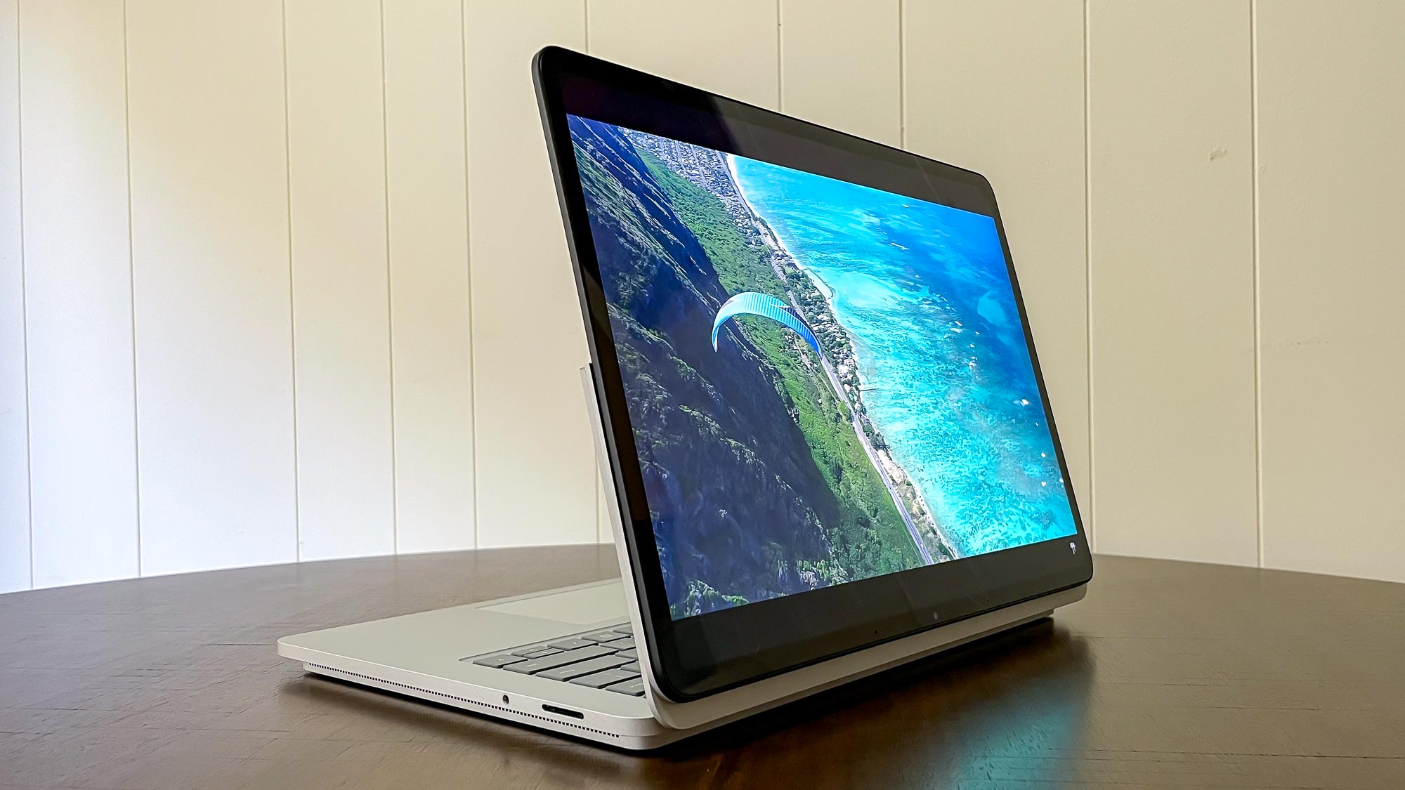 Microsoft Surface Laptop Studio, pantalla volteada hacia arriba para alejarse del teclado