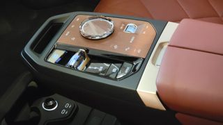 Controles de conducción dentro de un BMW iX