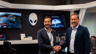 Morten Syvertsen og Per Jostein Ørslien åpner offisielt Alienware-butikken.