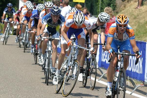 Martijn Maaskant stretches out the bunch.