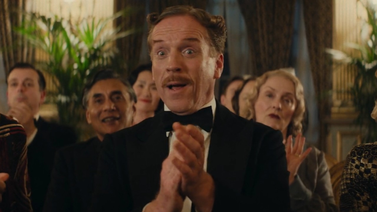Damian Lewis clapping in Fackham Hall.