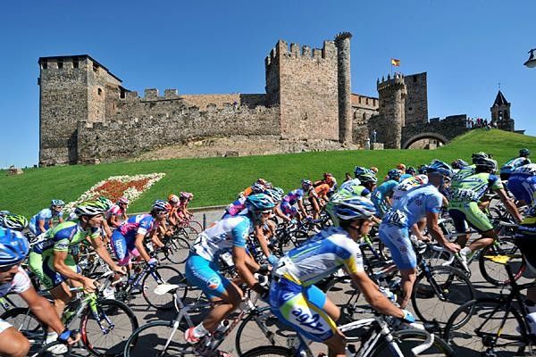 Peloton passes a castle.