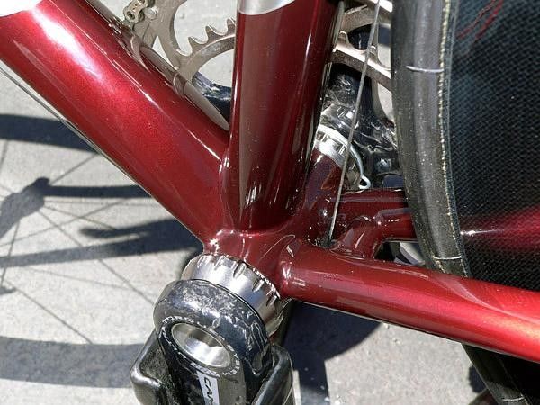 The chain stays are not just asymmetrically shaped, but also welded at slightly different points on the bottom bracket shell.
