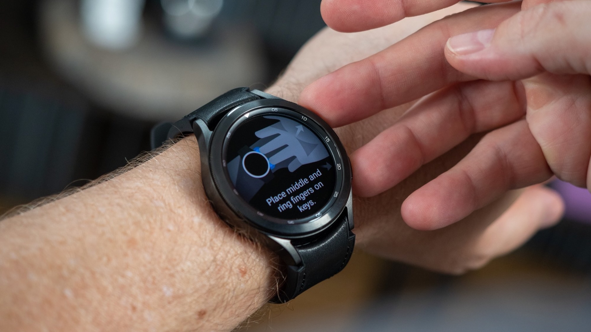 Samsung Galaxy Watch 4 Classic BIA sensörü okuması yapıyor