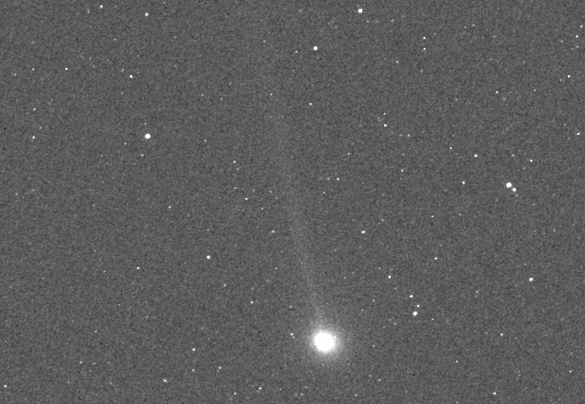 Bu Messenger uzay aracı görüntüsü, 2P/Encke kuyruklu yıldızını Merkür'e en yakın yaklaşımı sırasında gösteriyor.  O sırada Encke, Messenger'dan yaklaşık 2,3 milyon mil (3,7 milyon kilometre) ve Güneş'ten 32,7 milyon mil (52.6 milyon kilometre) uzaklıktaydı.  Kuyruk bu görüntüde Messenger'a neredeyse yan dönüktü ve kuyruklu yıldızın parlak komasından Güneş'ten uzağa doğru birkaç derece uzadığı görülüyor.  Bu görüntü 25 Kasım 2013'te yayınlandı.