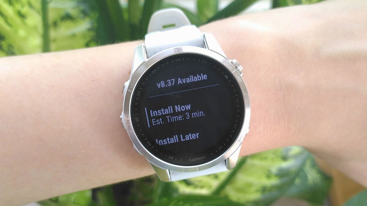 Garmin Fenix 7S updating to software version 8.37