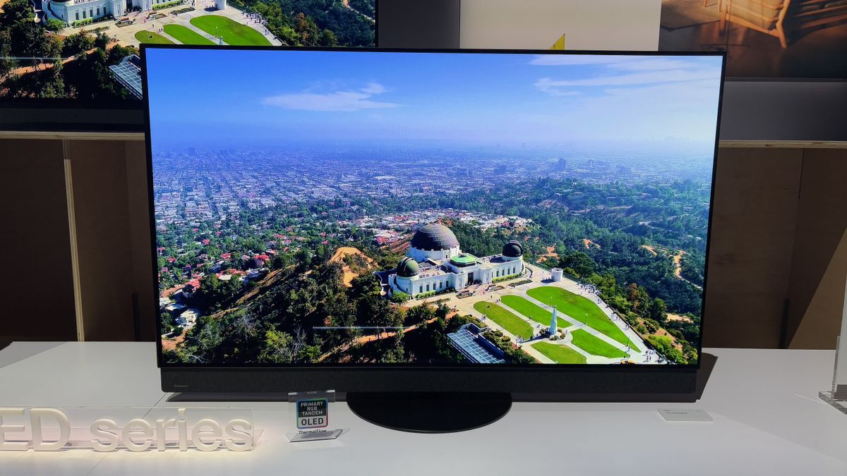 Panasonic Z95B with an aerial view of Los Angeles on screen