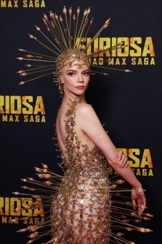 Anya Taylor-Joy til premieren på Furiosa: A Mad Max Saga i Sydney, Australien i en strittende nøgen kjole med matchende hovedstykke.