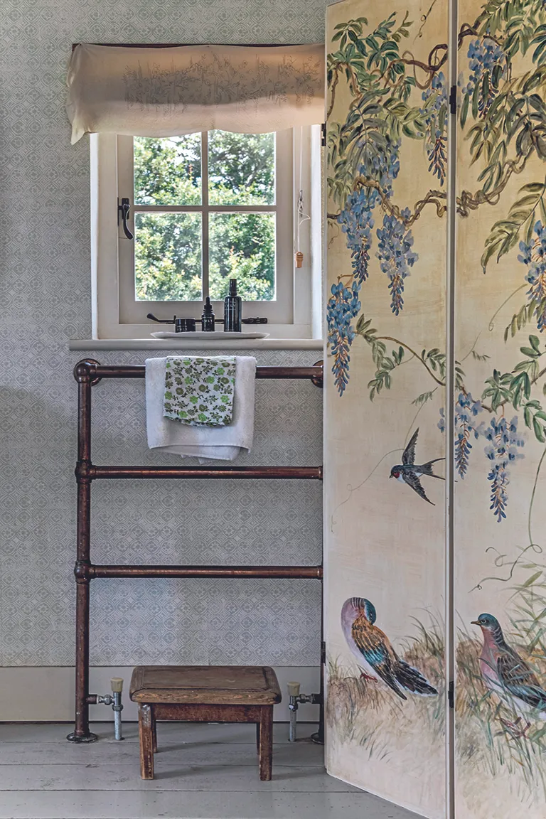 Folding screen room divider