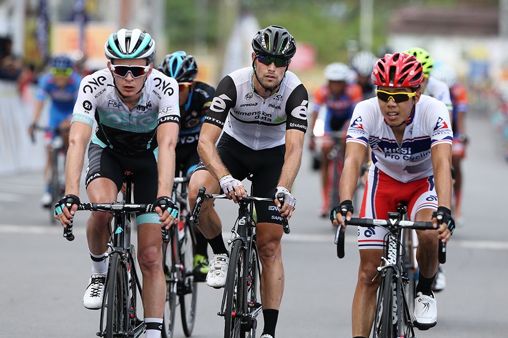 Reinardt Janse Van Rensburg crosses the lne