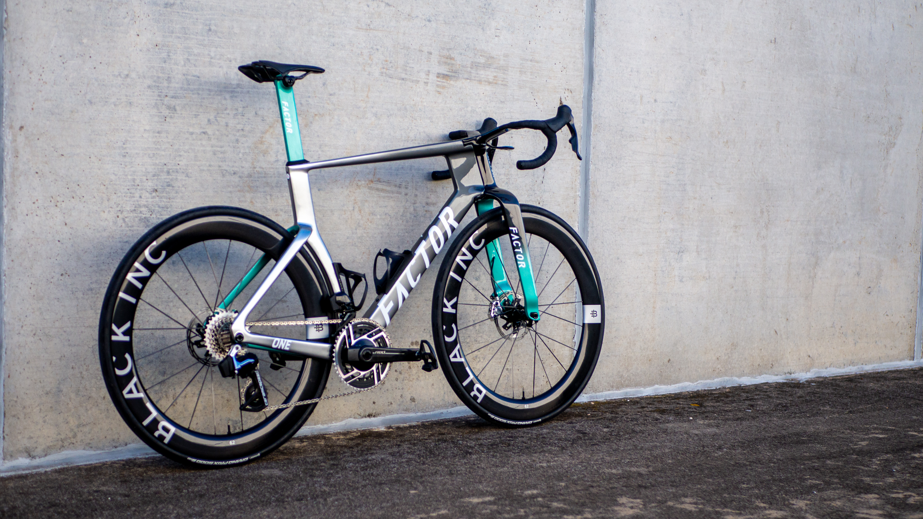 Factor launches ONE: An insane aero bike with 'modern geometry', a barely-legal fork, no stem, and a head tube that could cut fruit