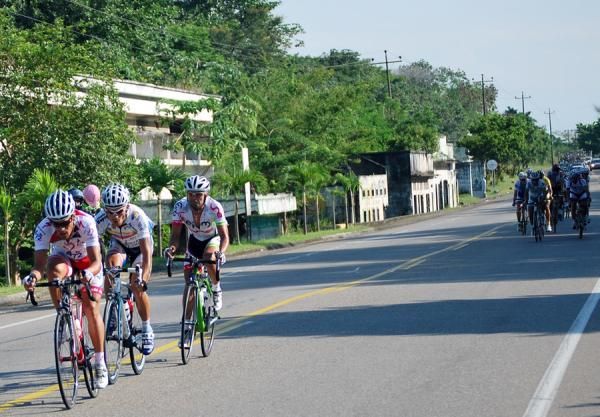 A three-man group tries its luck getting away from the bunch.