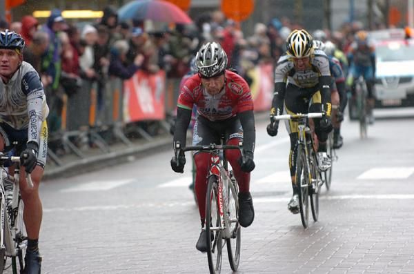 Luca Paolini (Acqua e Sapone) finishes sixth on the stage and takes over the race lead.