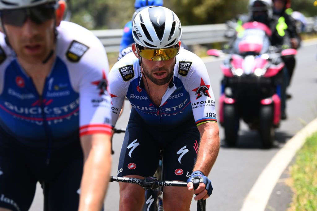 Mark Cavendish fights to make the time cut on stage 4 of the Giro d&#039;Italia