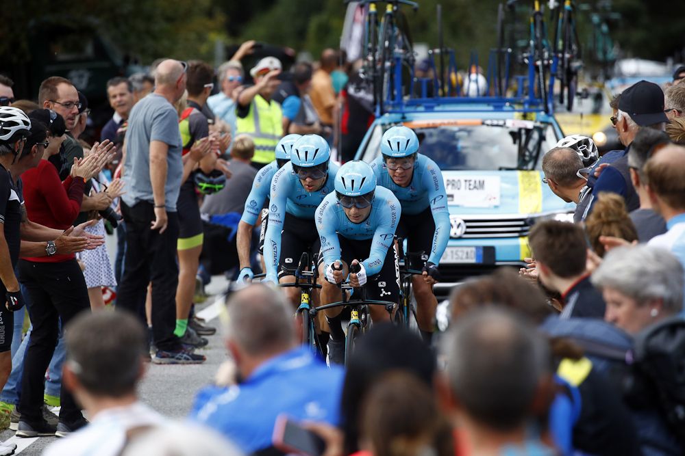 Fans line the route of the 2018 team time trial world championships course