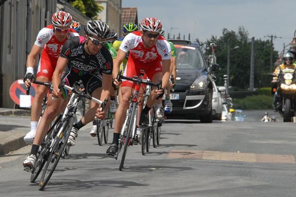 Fabien Taillefer leads Bryan Nauleau and Julien Belgy.