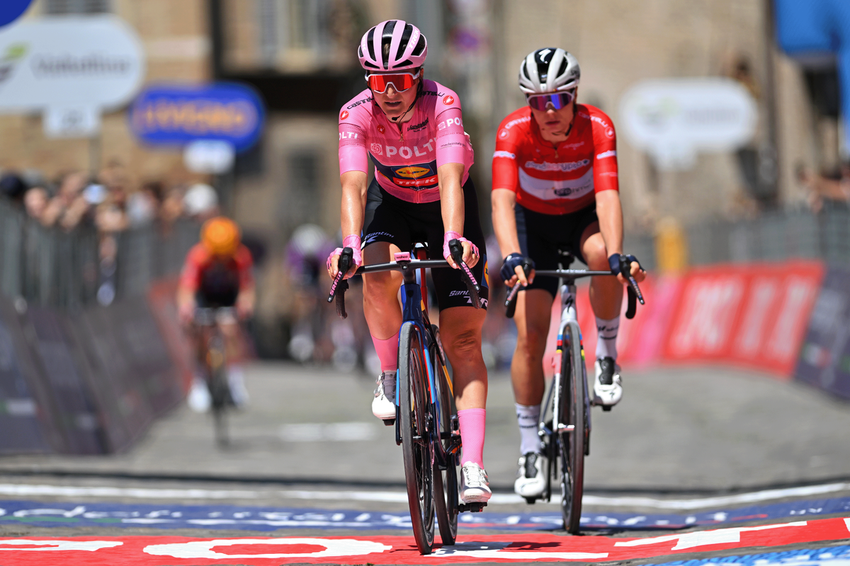 Longo Borghini outsprints Kopecky to defend her pink jersey again