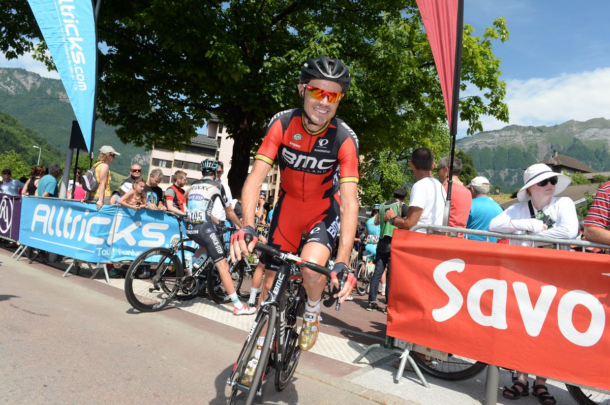 Samuel Sanchez rides to sign on