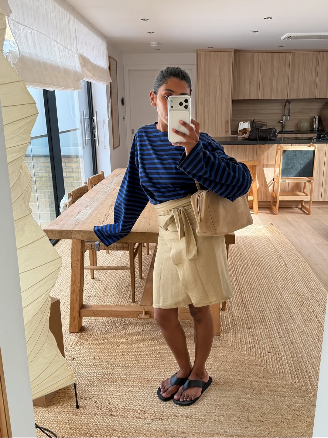 @monikh wears minimalist summer shoe trends