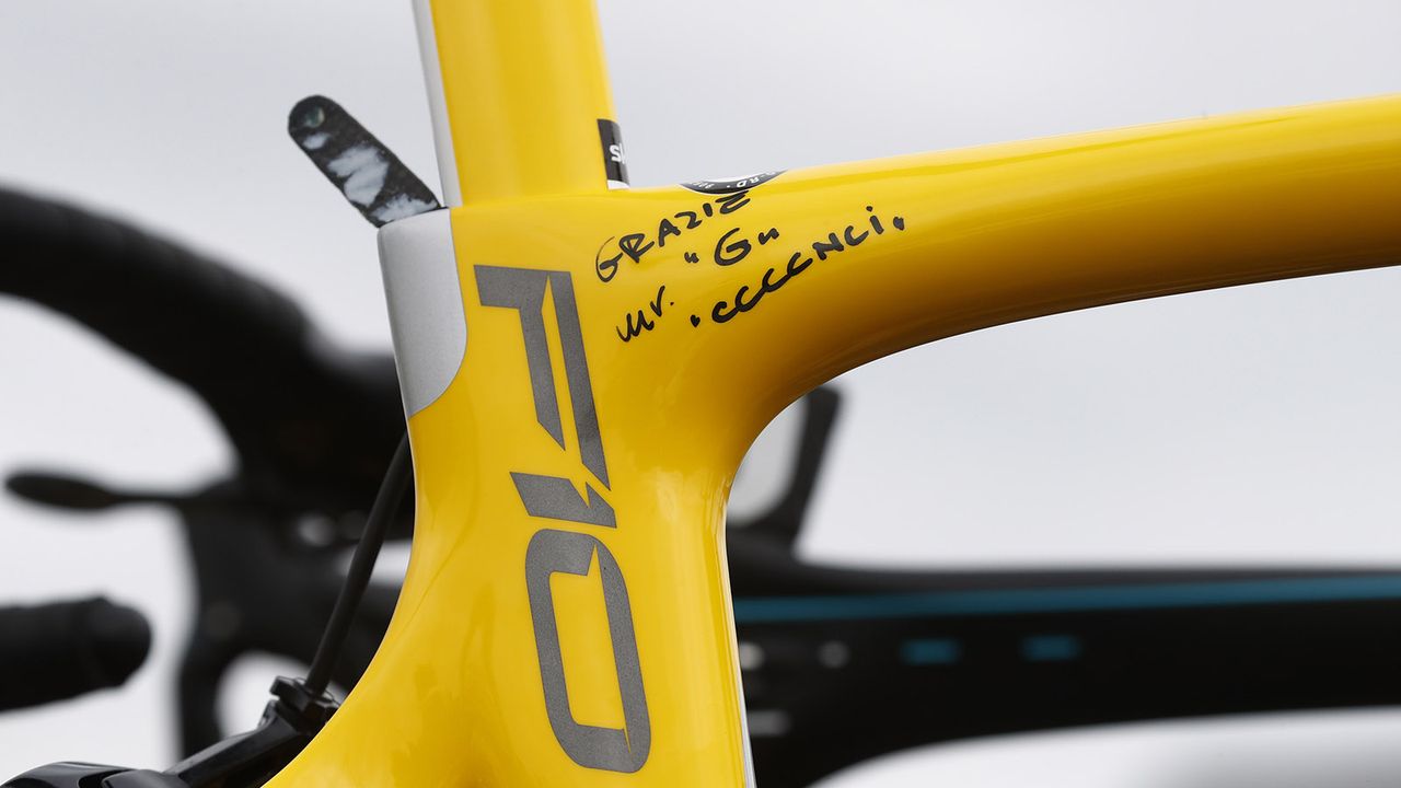 A hand-written message sits on the seat cluster of Thomas' bike