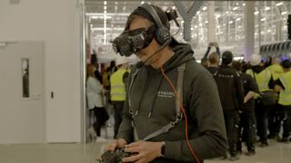 Un hombre con un dron FPV con auriculares