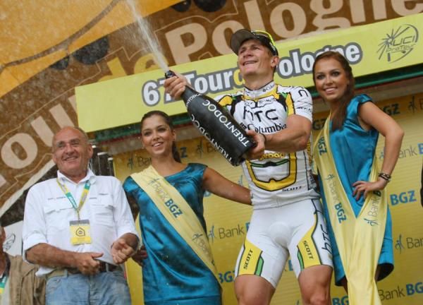 Andr&eacute; Greipel (Team HTC - Columbia) opens the victory champagne.