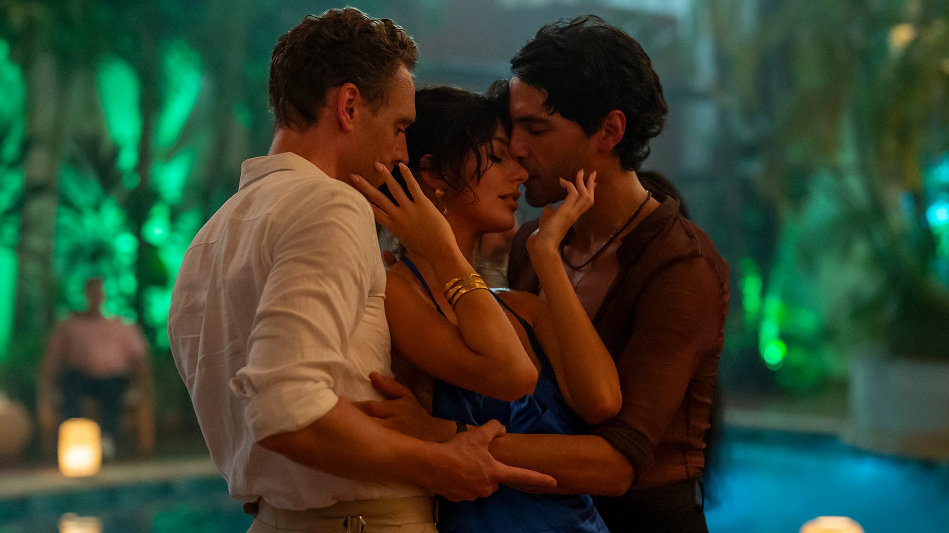 ثلاث شخصيات ترقص معًا بشكل مغر