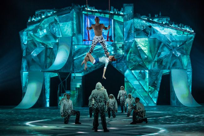 Cirquedusoleil_CRYSTAL_Hand-to-Trapeze-3