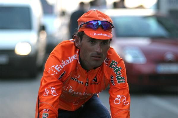 Iban Mayo rides back to his team hotel after finishing the TTT