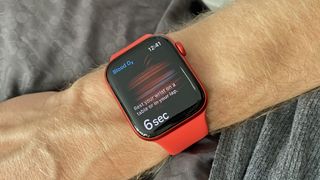 Apple Watch 6 med rød rem