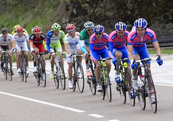 Przemysław Niemiec and Michele Scarponi lead Damiano Cunego (Lampre-ISD).