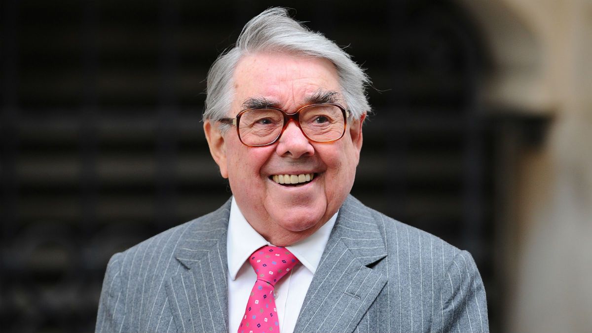 Goodnight from him Ronnie Corbett dies at the age of 85 The Week