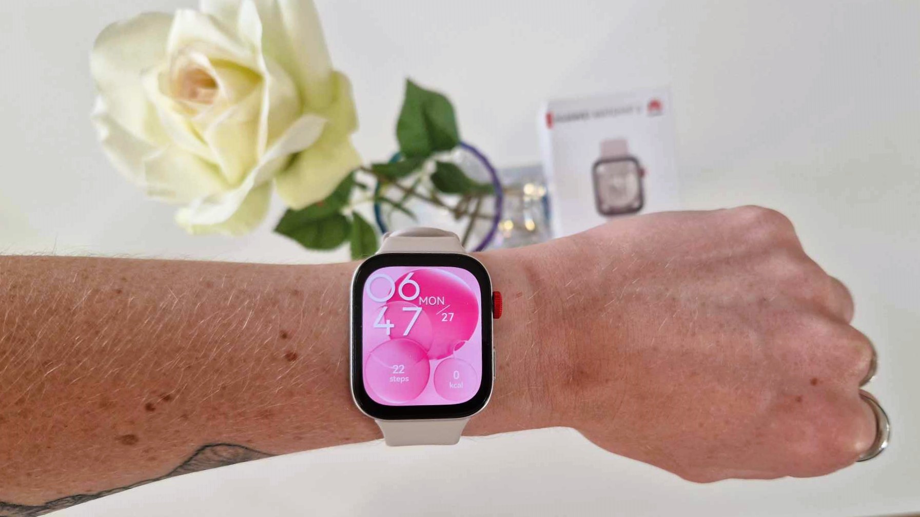 Huawei Watch Fit 3 i hvitt.