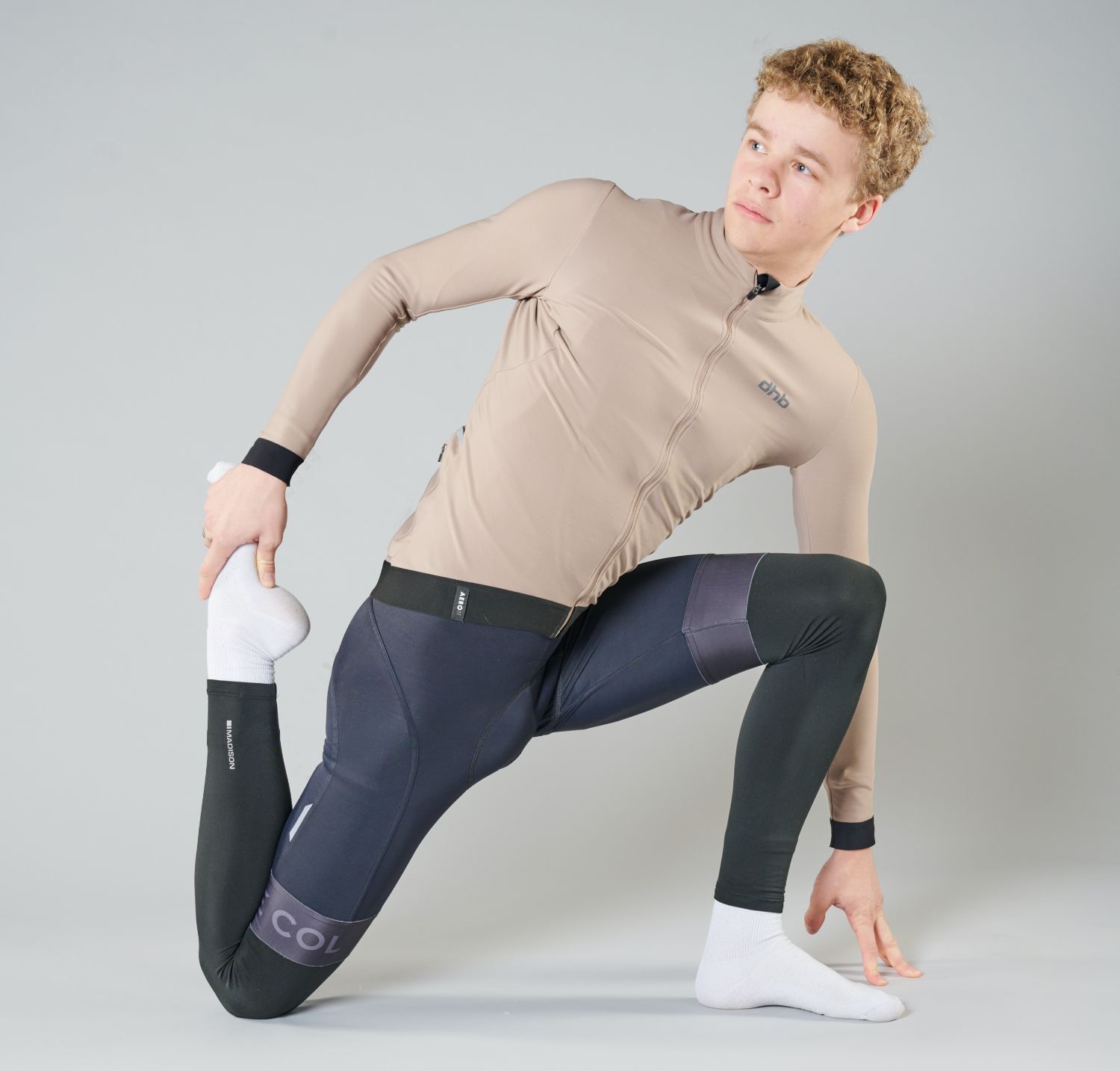 Muž sa naťahuje na súprave bicykla