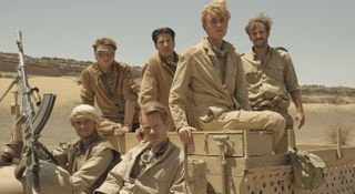 De medvirkende i serien SAS Rogue Heroes sidder på et køretøj i ørkenen
