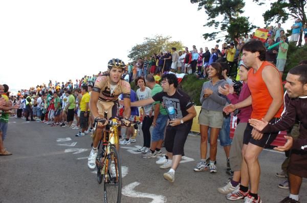 Enrique Mata (Footon-Servetto) gets plenty encouragement from the home fans at the Vuelta.
