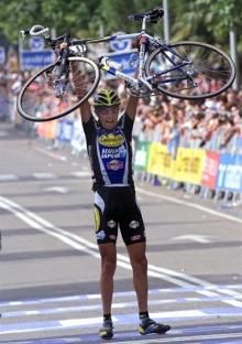 Filippo Simeoni stopped and lifted his bike after winning a Vuelta stage in 2001.